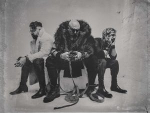 Photo du trio Yom x Ceccaldi en noir et blanc pour un concert jazz à Cavaillon