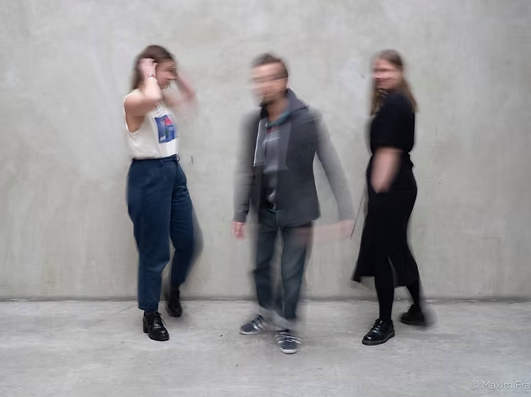 Photo du trio T.I.M en couleur, avec un effet de flou.